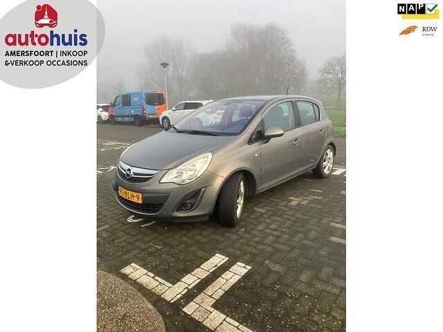Bruin Occasion 2011 Opel Corsa Cosmo Hatchback | € 6.749 (Eerlijke prijs) - Afbeelding 1/4