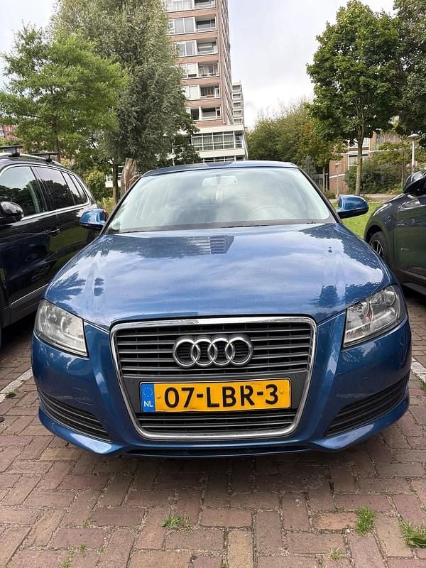 Blauw Gebruikt 2010 Audi A3 Sportback Attraction Hatchback | € 8.999 (Iets duurder) - Afbeelding 1/4