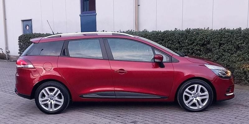 Occasion Renault Clio GrandTour Zen 90 PK (66 kW) 2017 Rood Stationwagen