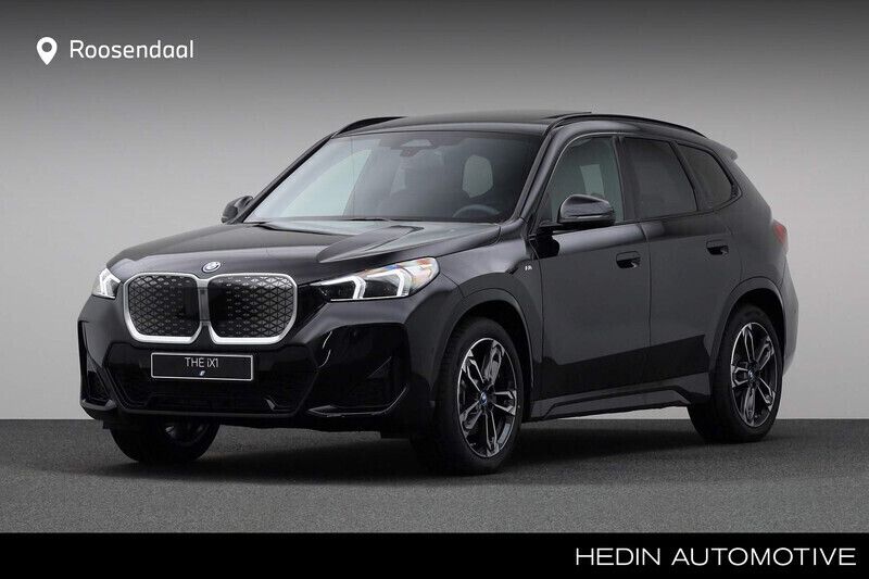 Zwart Nieuw 2024 BMW iX1 Sport Line SUV | € 69.880 - Afbeelding 1/4