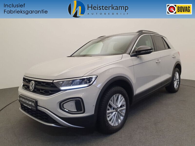 Grijs, metallic lak Gebruikt 2024 VW T-Roc Life SUV | € 34.450 (Eerlijke prijs) - Afbeelding 1/4