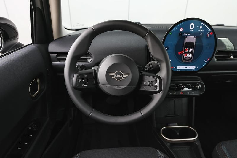 Occasion Mini Cooper Essential 156 PK (114 kW) 2024 Zilver Hatchback