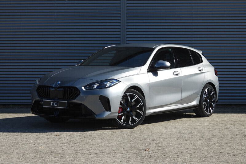 Skyscraper grey Nieuw 2025 BMW 120 M Sport Hatchback | € 51.277 (Eerlijke prijs) - Afbeelding 1/4