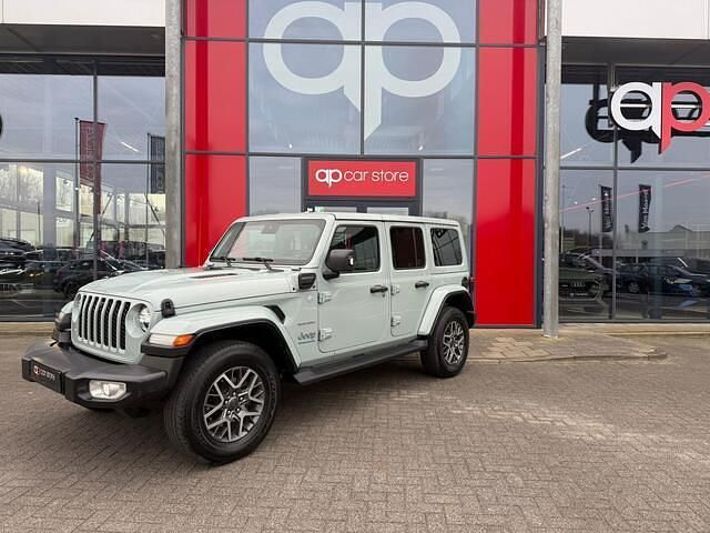 Groen Occasion 2023 Jeep Wrangler Unlimited Sahara SUV | € 60.999 (Goede deal) - Afbeelding 1/4