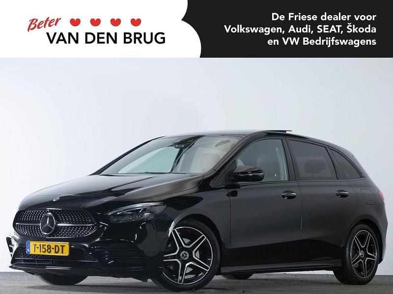 Zwart Gebruikt 2023 Mercedes B180 AMG line MPV | € 35.900 (Eerlijke prijs) - Afbeelding 1/4
