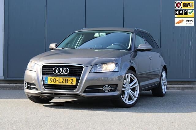 Grijs Gebruikt 2010 Audi A3 Sportback Attraction Hatchback | € 6.450 (Eerlijke prijs) - Afbeelding 1/4