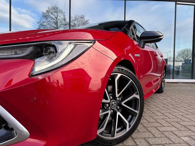Occasion Toyota Corolla Executive 153 PK (112 kW) 2019 Rood (metallic) Hatchback