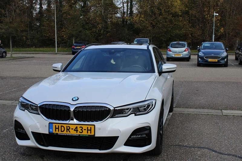 Wit Gebruikt 2021 BMW 330e M Sport Stationwagen | € 35.500 (Eerlijke prijs) - Afbeelding 1/4