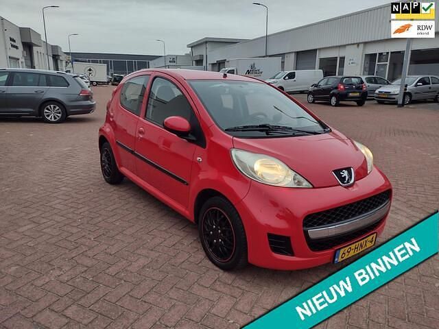 Rood Occasion 2009 Peugeot 107 Hatchback | € 2.499 (Eerlijke prijs) - Afbeelding 1/4