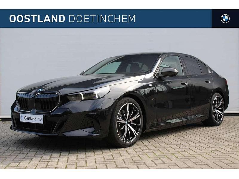 Zwart Nieuw 2025 BMW 530e M Sport Sedan | € 91.454 (Duur) - Afbeelding 1/4