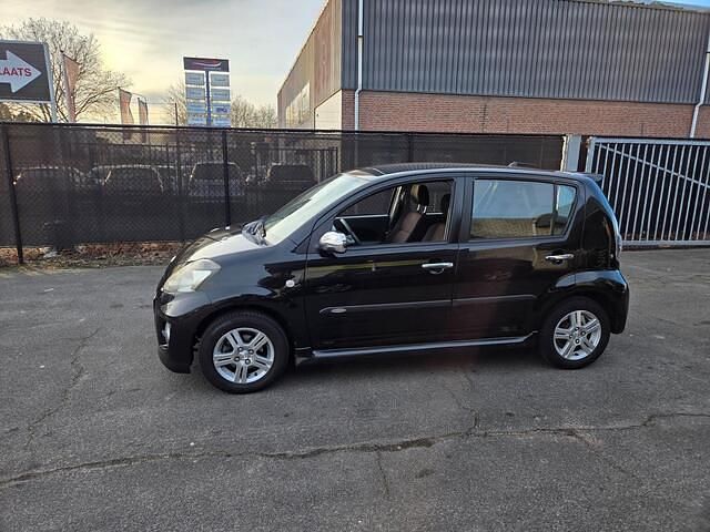 Occasion Daihatsu Sirion 91 PK (66 kW) 2008 Zwart Hatchback