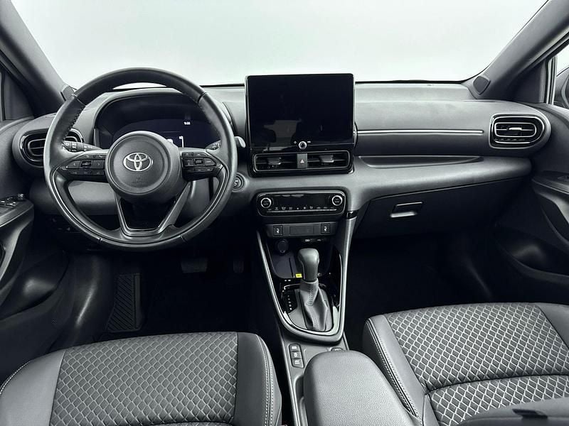 Occasion Toyota Yaris Hybrid Executive 131 PK (96 kW) 2024 Blauw Hatchback