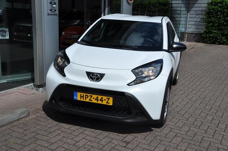 Wit Gebruikt 2024 Toyota Aygo Play Hatchback | € 17.950 (Eerlijke prijs) - Afbeelding 1/4
