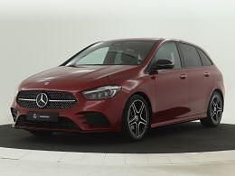 993 manufaktur patagoniërood metaalkleur metallic Gebruikt 2024 Mercedes B180 AMG line MPV | € 38.495 (Super prijs) - Afbeelding 1/3