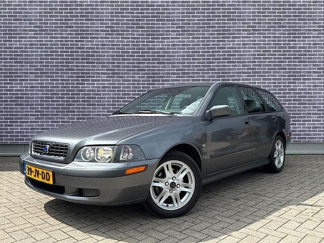 Grijs Gebruikt 2002 Volvo V40 Dynamic Stationwagen | € 4.390 (Iets duurder) - Afbeelding 1/4