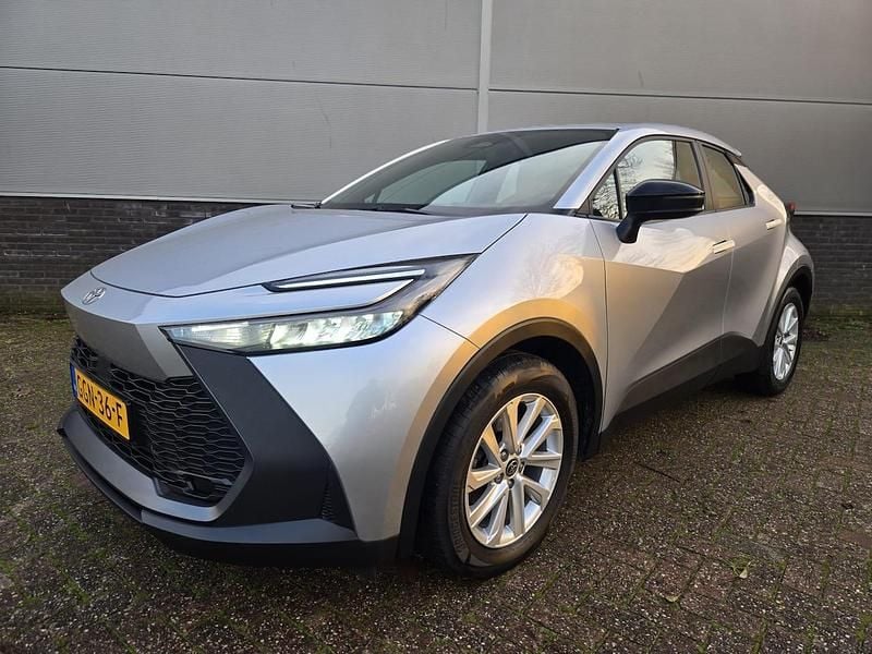 Grijs Gebruikt 2024 Toyota C-HR Active SUV | € 30.980 (Duur) - Afbeelding 1/4