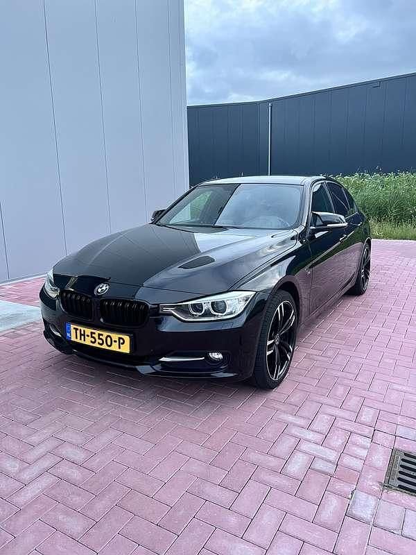 Zwart Gebruikt 2013 BMW 318 Sport Line Sedan | € 9.999 - Afbeelding 1/4