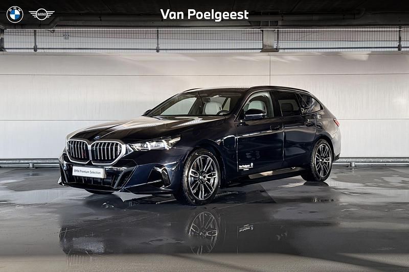 M carbonschwarz metallic (zwart metallic) Nieuw 2026 BMW 530e Comfort Edition Stationwagen | € 87.034 - Afbeelding 1/4