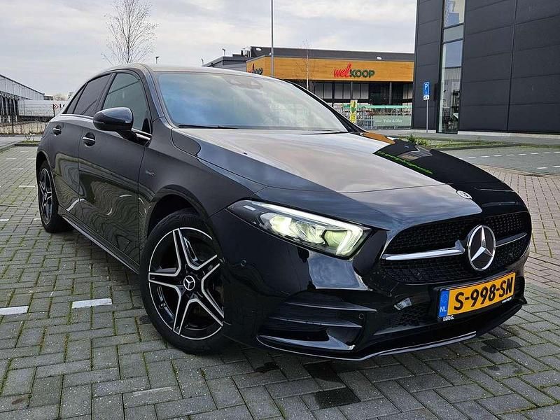 Zwart Gebruikt 2020 Mercedes A250 Premium Plus Hatchback | € 26.100 (Goede deal) - Afbeelding 1/4
