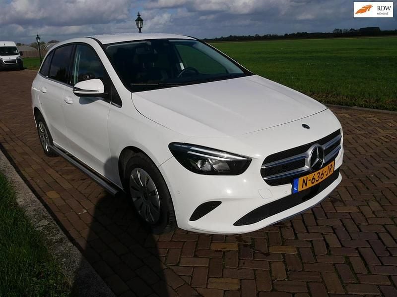 Wit Occasion 2021 Mercedes 200 MPV | € 6.799 (Eerlijke prijs) - Afbeelding 1/3