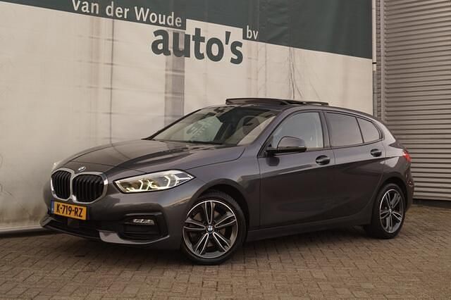Occasion BMW 118 Executive 136 PK (100 kW) 2021 Grijs, metallic lak Hatchback