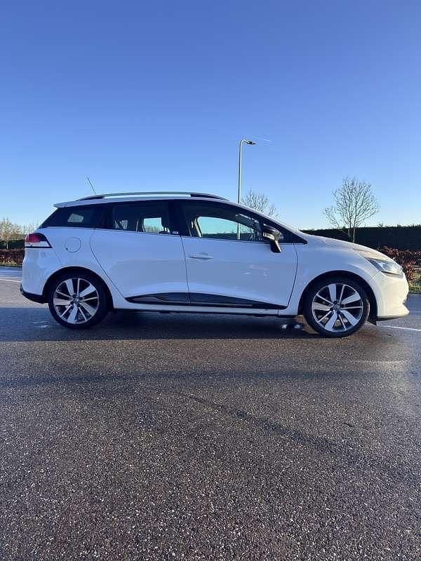 Wit Occasion 2014 Renault Clio GrandTour Dynamique Stationwagen | € 5.599 (Eerlijke prijs) - Afbeelding 1/4