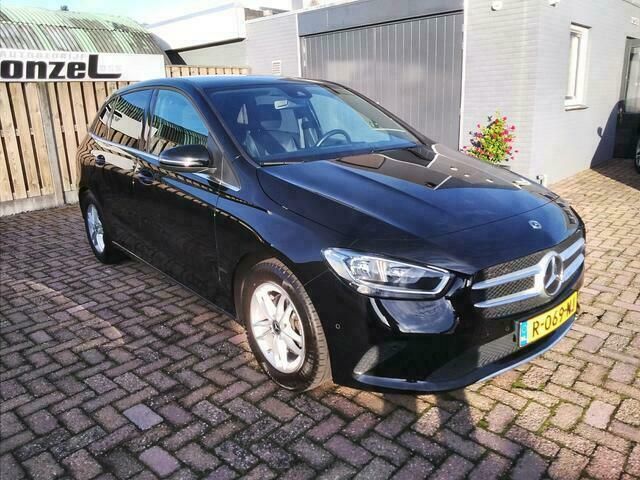 Zwart, metallic lak Gebruikt 2019 Mercedes B180 Premium Plus MPV | € 18.995 (Goede deal) - Afbeelding 1/4