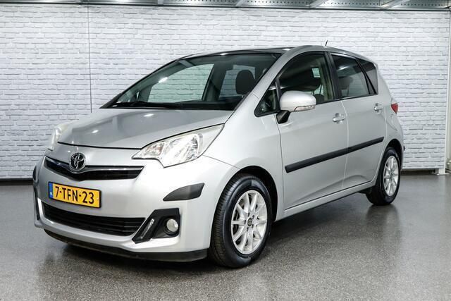 Grijs Gebruikt 2012 Toyota Verso-S MPV | € 9.950 (Eerlijke prijs) - Afbeelding 1/4