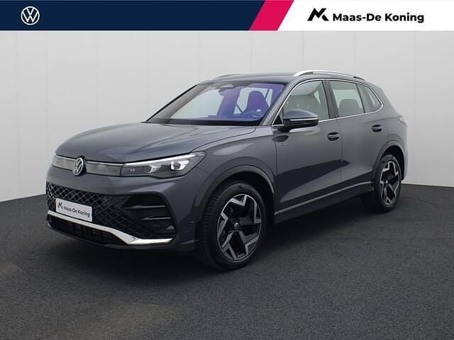 Grijs, metallic lak Gebruikt 2024 VW Tiguan R-line Edition SUV | € 48.880 (Eerlijke prijs) - Afbeelding 1/4