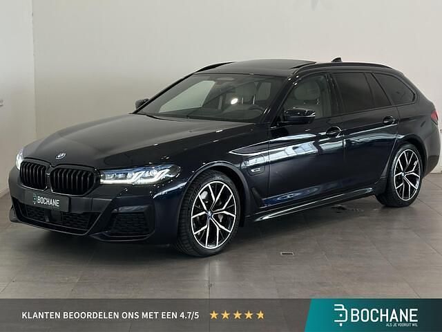Carbonschwarz (416) Gebruikt 2022 BMW 530e Comfort Edition Stationwagen | € 40.700 (Goede deal) - Afbeelding 1/4