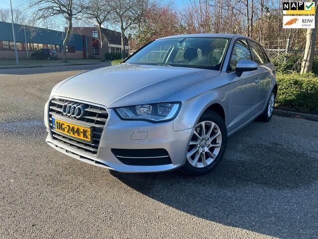 Grijs Gebruikt 2015 Audi A3 Sportback Attraction Hatchback | € 14.950 (Eerlijke prijs) - Afbeelding 1/4
