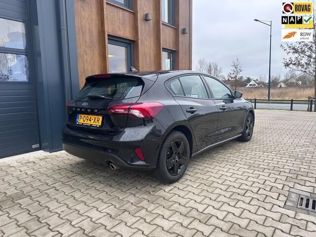 Zwart Gebruikt 2022 Ford Focus Hatchback | € 16.999 (Eerlijke prijs) - Afbeelding 1/4