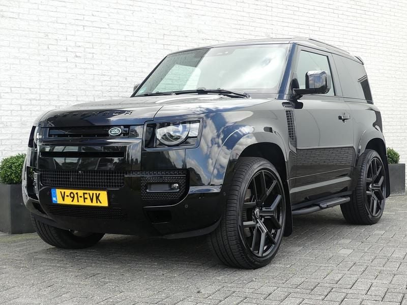 Zwart Gebruikt 2024 Land Rover Defender Dynamic SUV | € 89.500 - Afbeelding 1/4