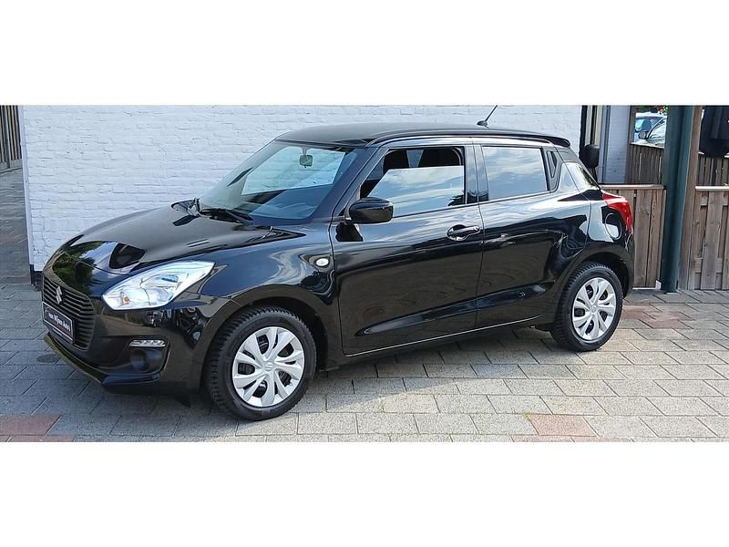 Zwart Gebruikt 2020 Suzuki Swift Comfort Hatchback | € 13.699 (Eerlijke prijs) - Afbeelding 1/4