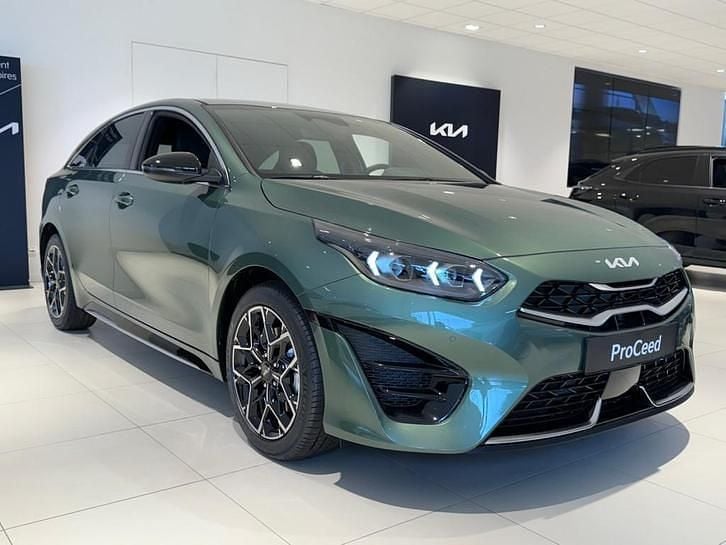 Groen, metallic lak Gebruikt 2024 Kia ProCeed Hatchback | € 40.290 (Eerlijke prijs) - Afbeelding 1/3