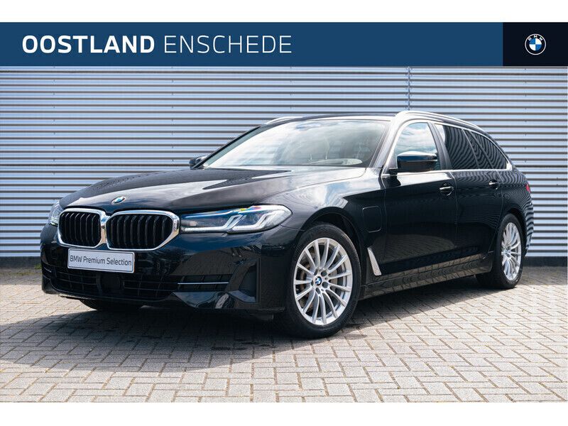 Zwart Gebruikt 2021 BMW 530e Comfort Edition Stationwagen | € 41.250 (Eerlijke prijs) - Afbeelding 1/4