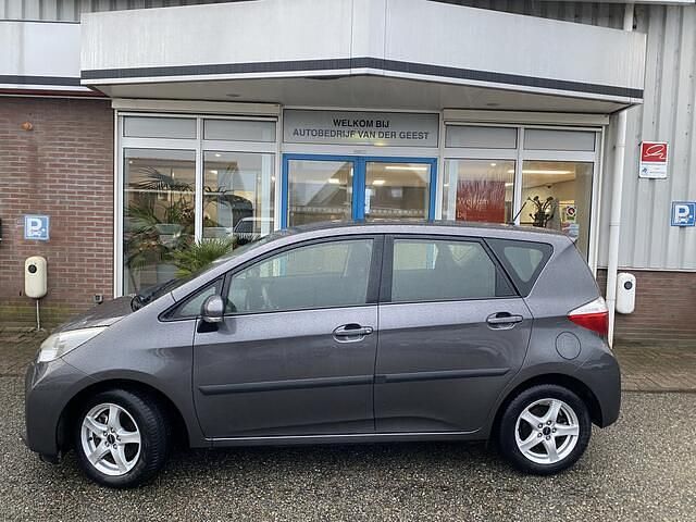 Grijs Occasion 2013 Toyota Verso-S MPV | € 9.945 (Eerlijke prijs) - Afbeelding 1/4