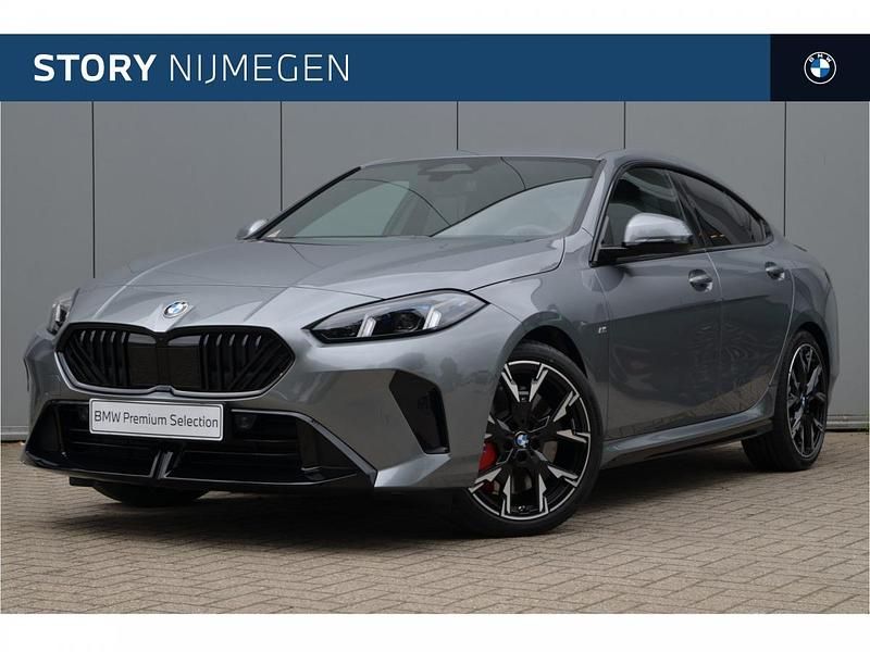 Skyscraper grey (grijs metallic) Gebruikt 2025 BMW 220 Comfort Edition Coupé | € 43.750 (Super prijs) - Afbeelding 1/4