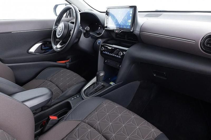 Occasion Toyota Yaris Cross Executive 93 PK (68 kW) 2024 Rood SUV