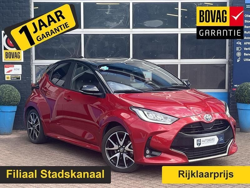 Rood Gebruikt 2022 Toyota Yaris Hybrid Executive Hatchback | € 23.450 (Eerlijke prijs) - Afbeelding 1/4