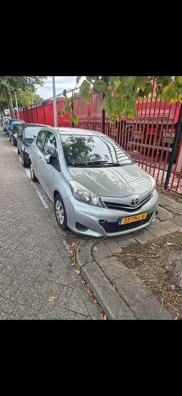 Zilver Occasion 2012 Toyota Yaris MPV | € 3.350 (Eerlijke prijs) - Afbeelding 1/4