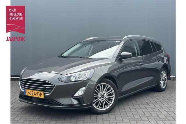 Grijs, metallic lak Gebruikt 2021 Ford Focus Titanium Stationwagen | € 14.899 (Eerlijke prijs) - Afbeelding 1/3