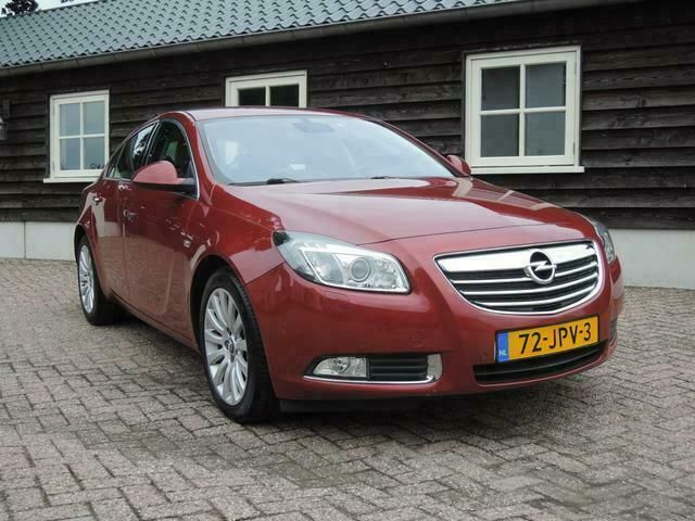 Rood Gebruikt 2009 Opel Insignia Cosmo MPV | € 9.450 - Afbeelding 1/4