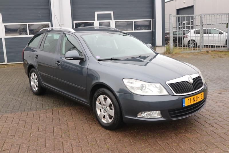 Grijs Gebruikt 2010 Skoda Octavia Elegance Stationwagen | € 5.950 (Eerlijke prijs) - Afbeelding 1/4