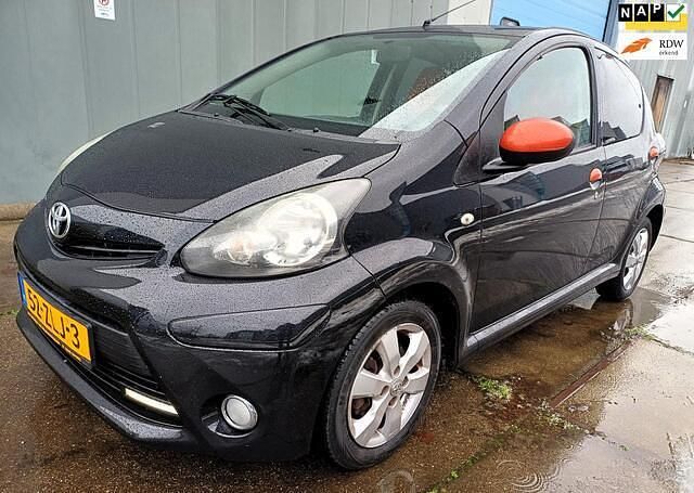 Zwart Gebruikt 2013 Toyota Aygo Hatchback | € 4.495 (Eerlijke prijs) - Afbeelding 1/4