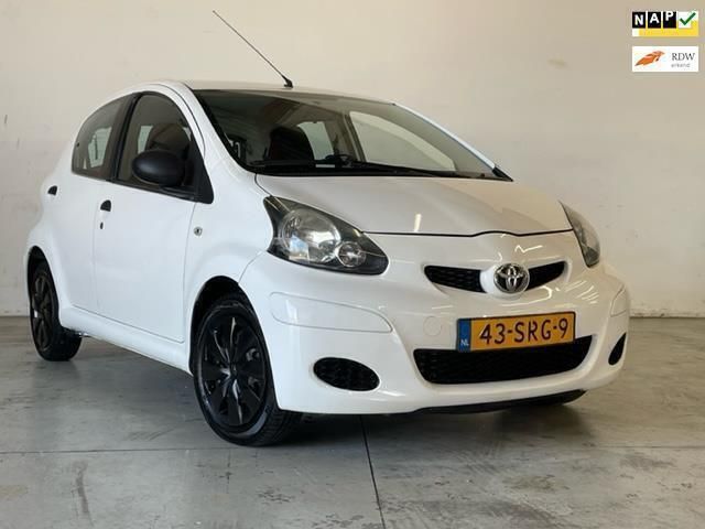 Wit Gebruikt 2011 Toyota Aygo Hatchback | € 2.790 (Eerlijke prijs) - Afbeelding 1/4