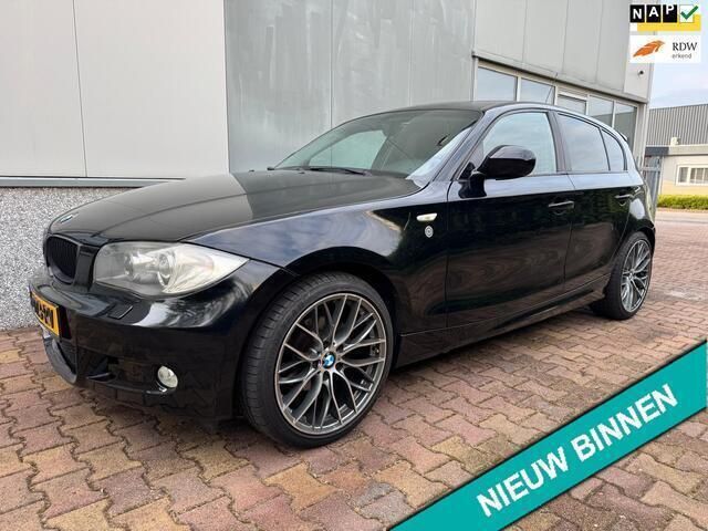 Zwart Gebruikt 2010 BMW 116 Executive Hatchback | € 7.749 (Eerlijke prijs) - Afbeelding 1/4