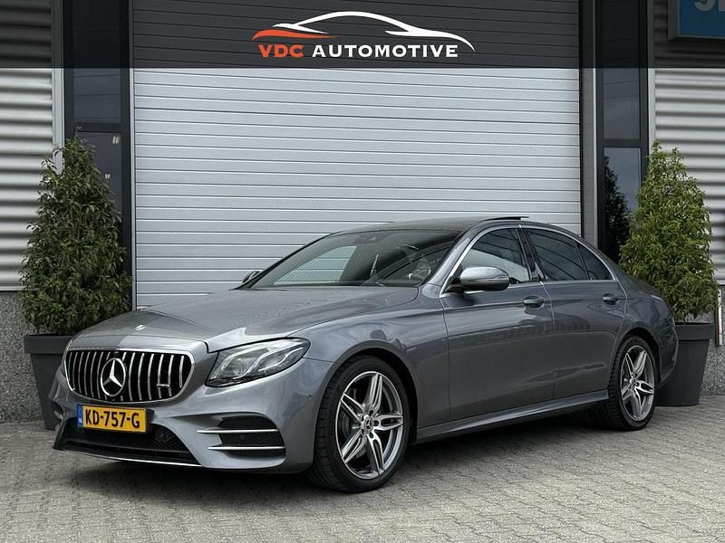 Grijs (metallic) Gebruikt 2016 Mercedes E220 AMG Sedan | € 19.950 (Eerlijke prijs) - Afbeelding 1/4