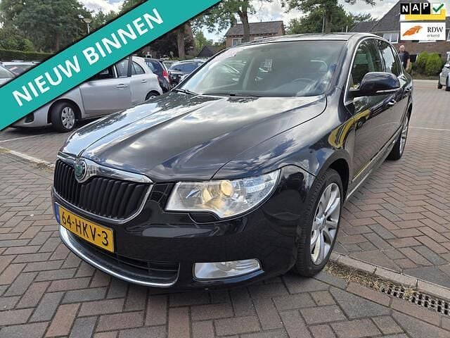 Zwart Occasion 2009 Skoda Superb Ambition Hatchback | € 2.949 (Eerlijke prijs) - Afbeelding 1/4