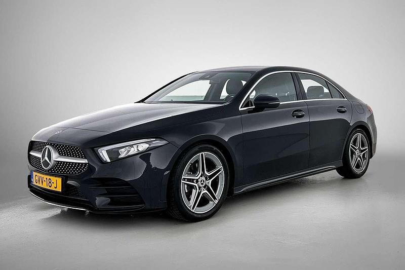 Zwart Gebruikt 2020 Mercedes A180 AMG Line Premium Plus Sedan | € 26.995 (Eerlijke prijs) - Afbeelding 1/3